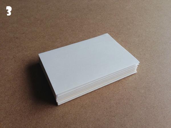 3.将几组内页纸摞在一起,各边尽量对齐.