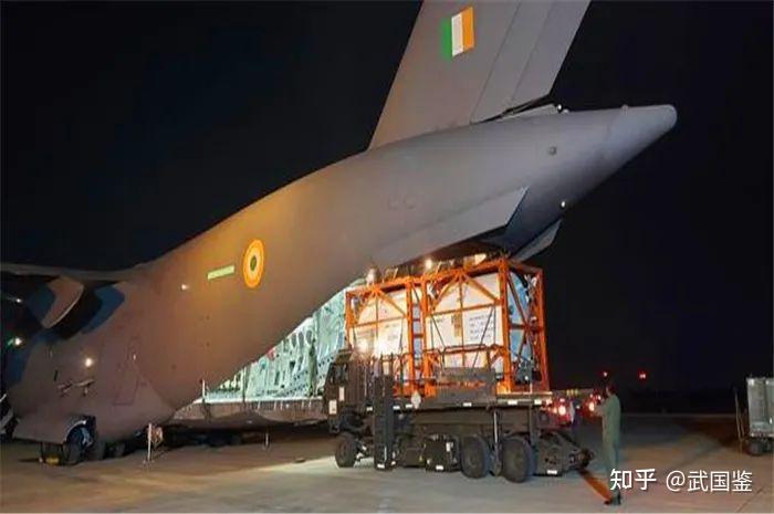 印度民众抹牛粪防新冠美国送空氧气瓶德国援助印度焚化炉67