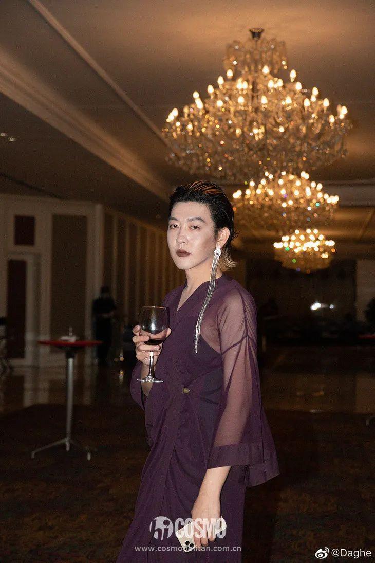 红人馆 | 姜思达的露背长裙,不必抱歉 - 知乎
