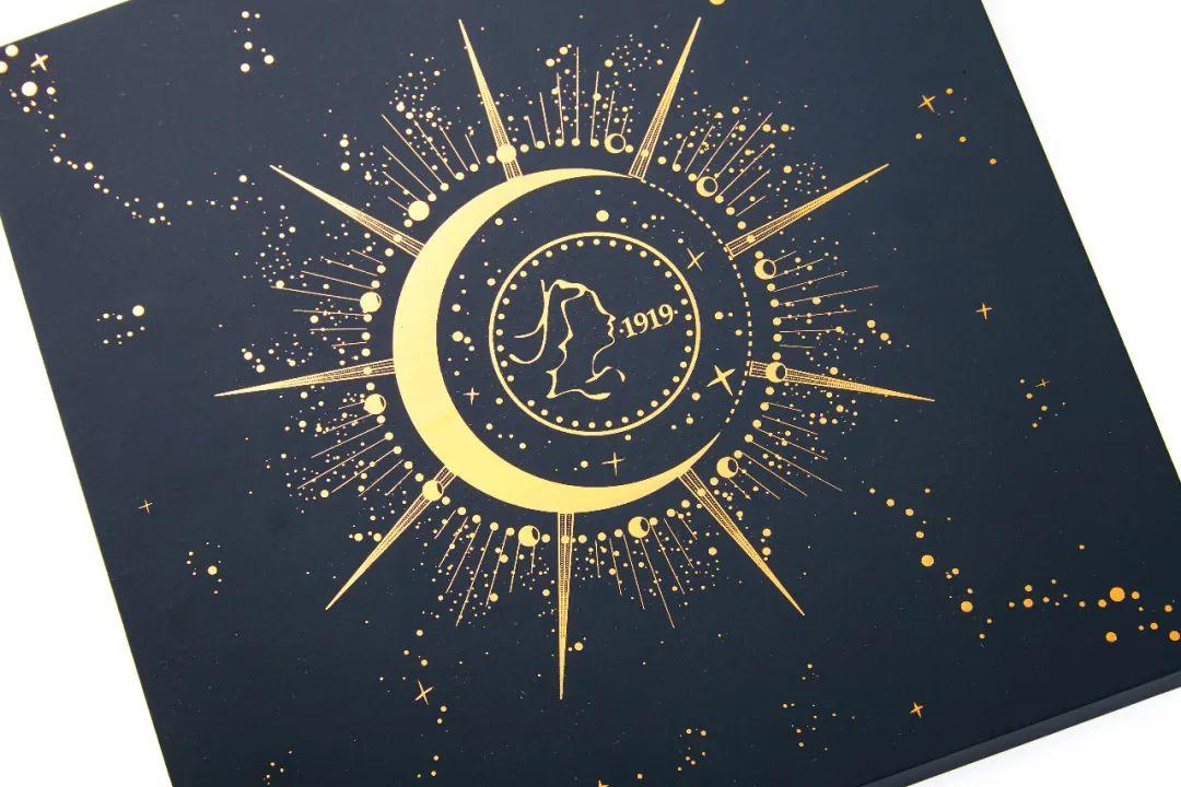 礼盒封面礼盒封面以月亮和六便士为主体图案,融入了宇宙星河元素的