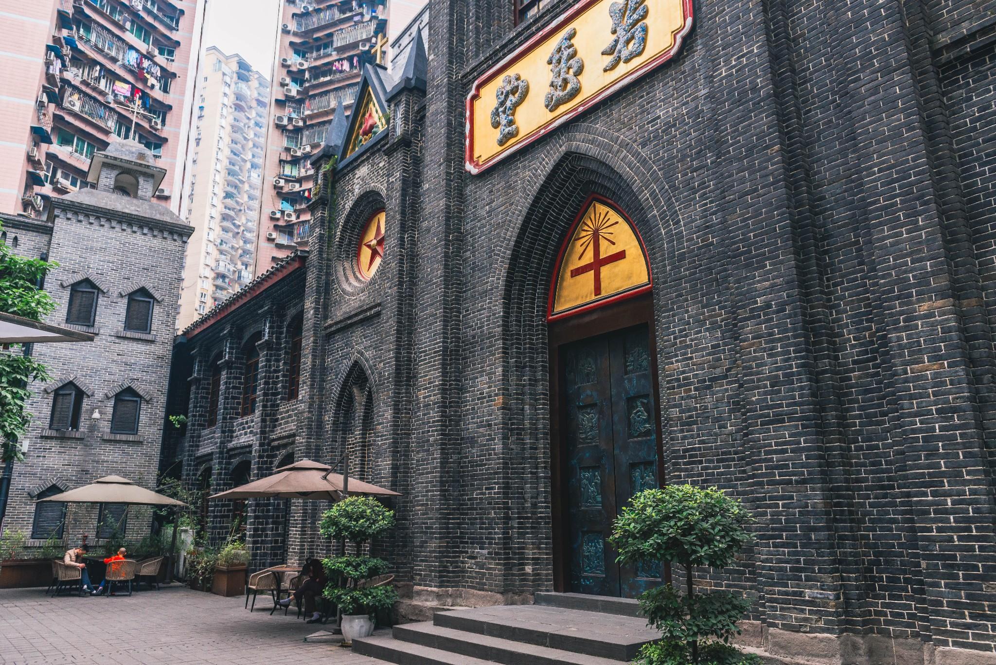 传教士来到重庆修建教堂,1893年竣工的若瑟天主教堂就是那个时代的