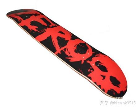 zero滑板的设计风格都偏向于恐怖和暗黑的风格,这点也是街头元素最为