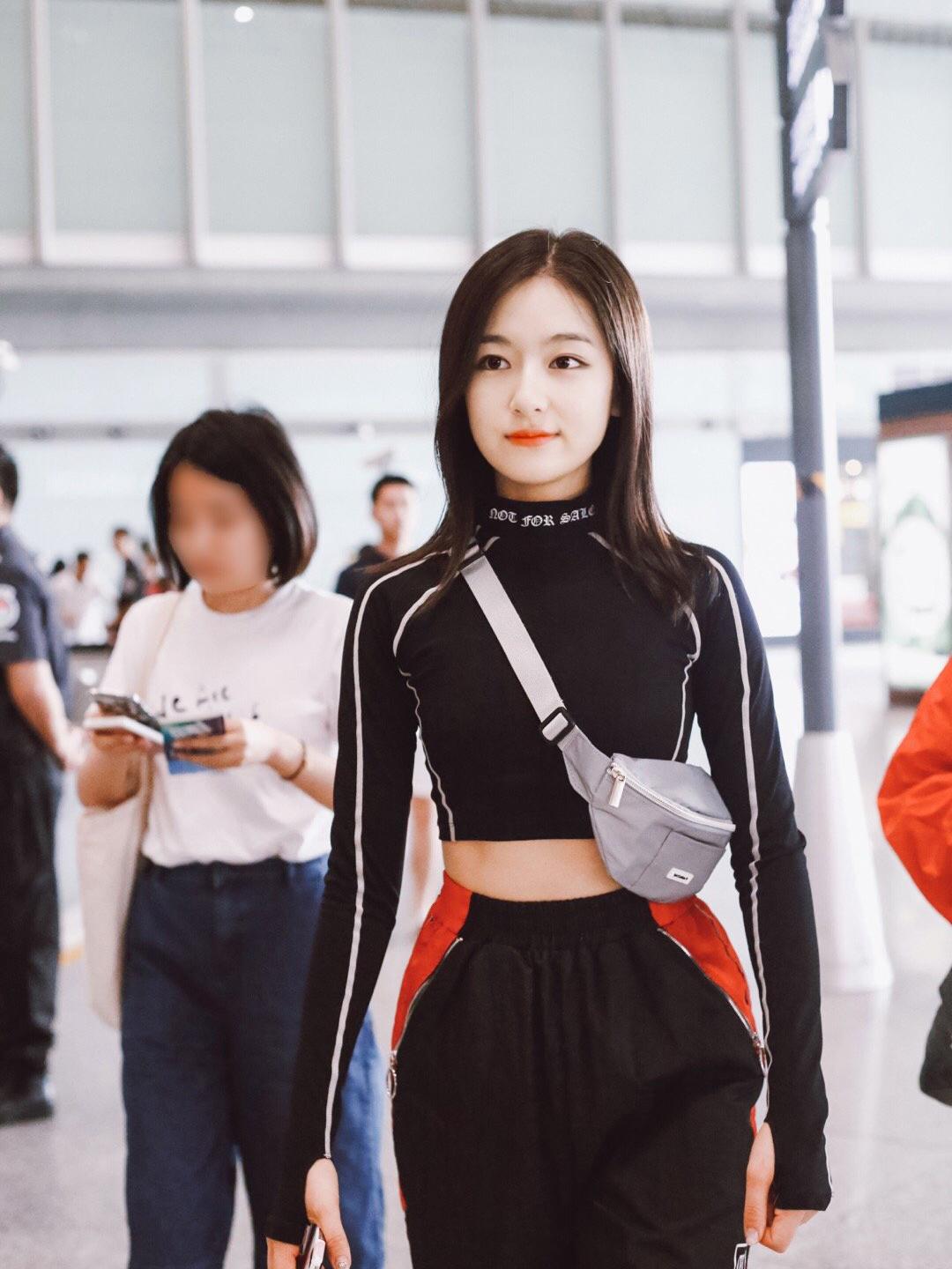 李兰迪瘦身成功穿露脐上衣走机场大秀马甲线