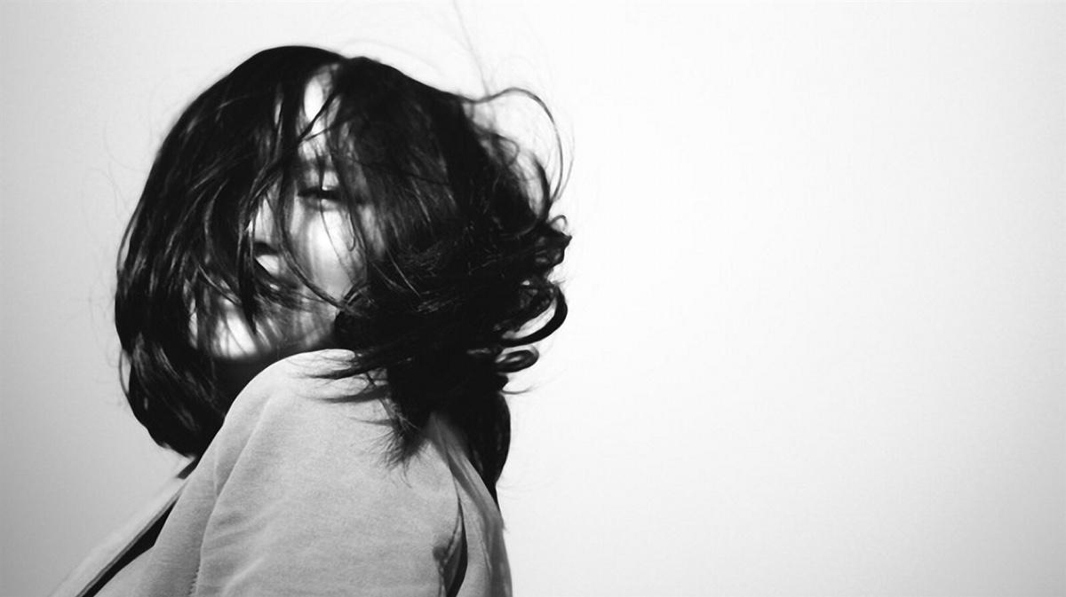 颓然地回坐到沙发上,感叹:你是否曾因某事而倍感失落,觉得人生是败落