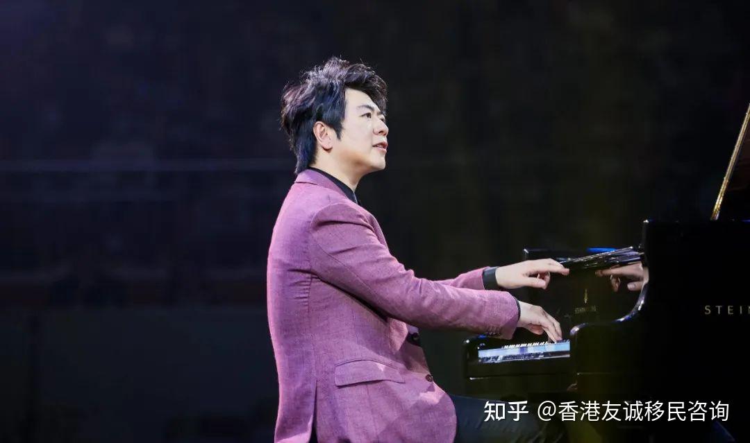 2006年11月,香港入境处发函通知郎朗已获准成为香港居民,但需要他本人