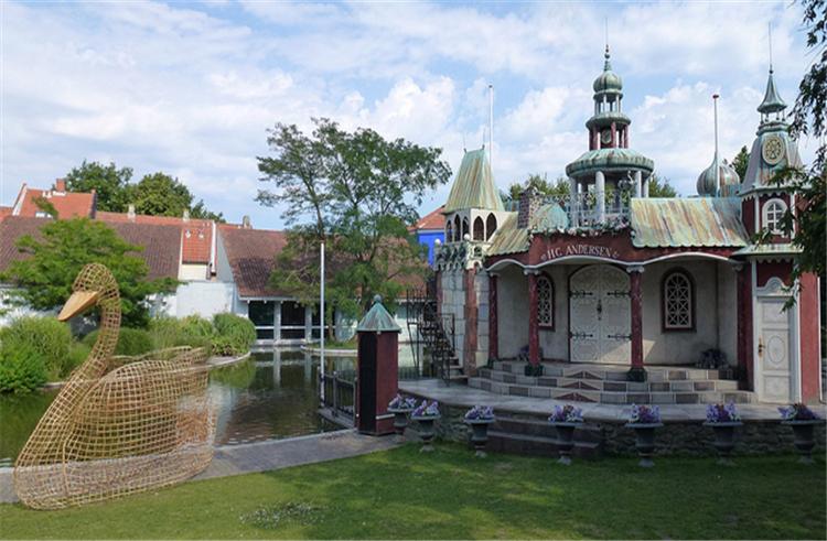 671805年,安徒生出生在菲英岛的首府城市欧登塞.