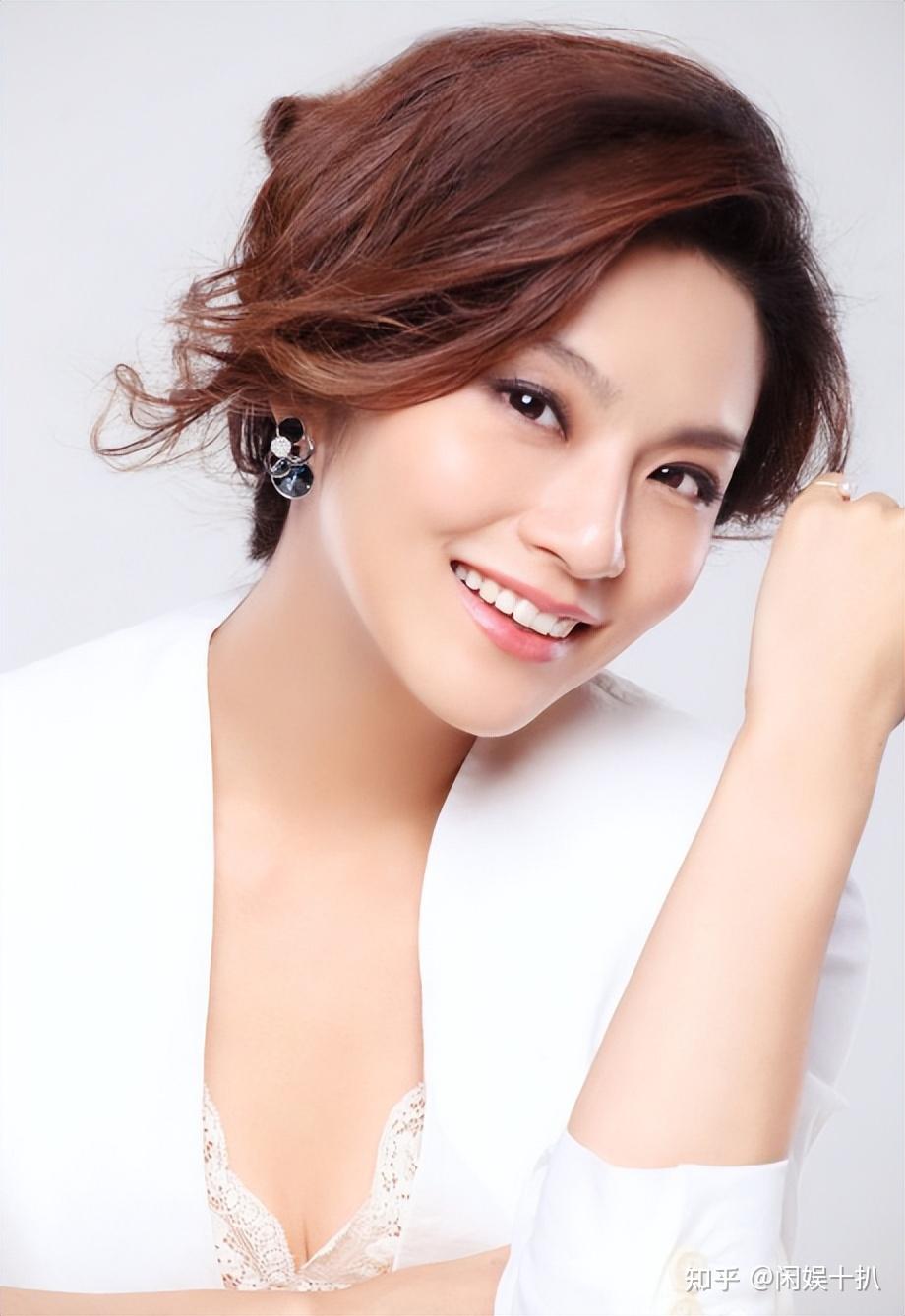 央视主持李雨霏:从内蒙古走出的名人,47岁单身一人尽显成熟风韵