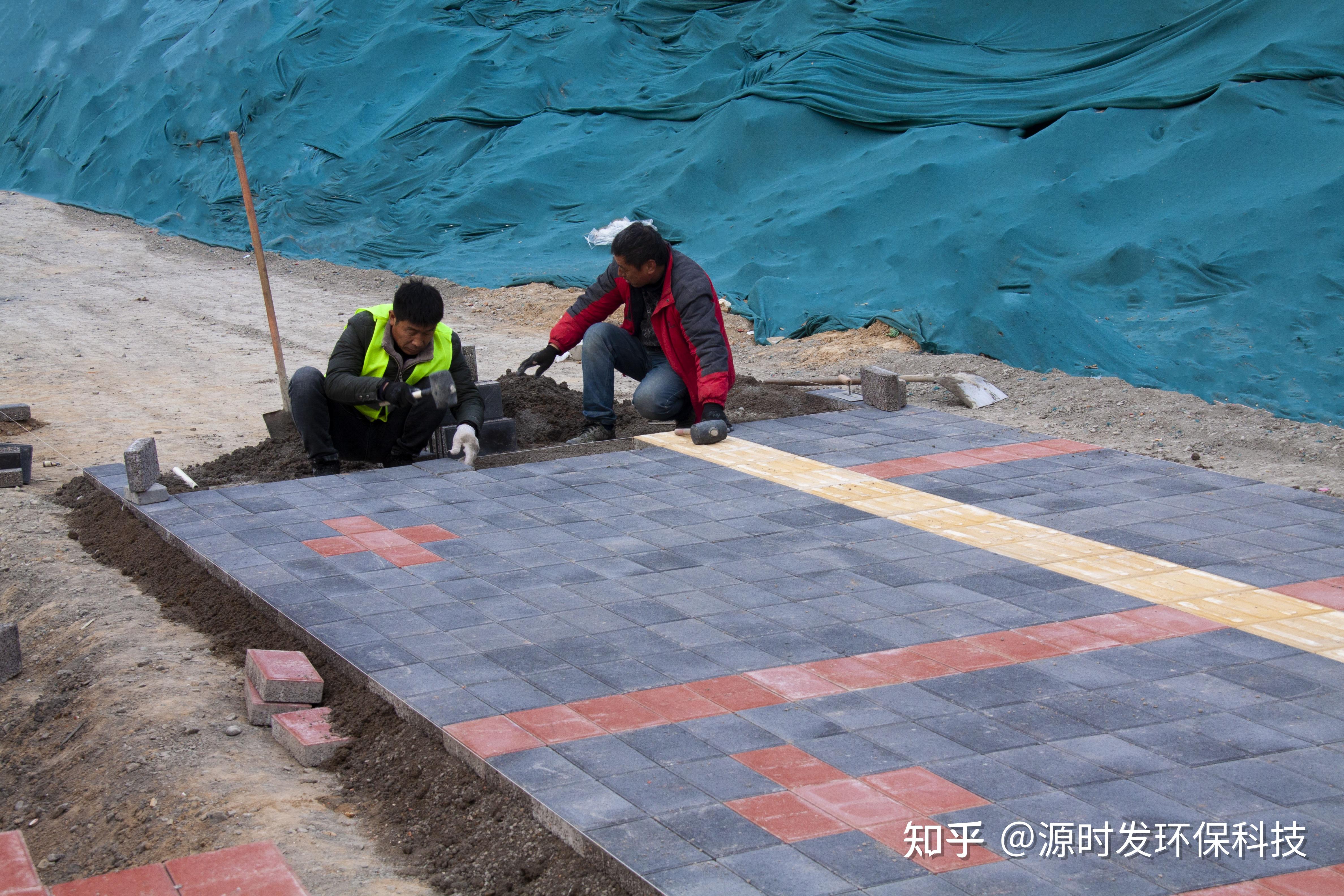建设海绵城市郑州电厂西路环保透水砖铺设