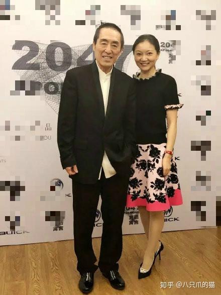 张艺谋携家人露面妻子陈婷穿衬衫知性典雅儿子长得太像老谋子