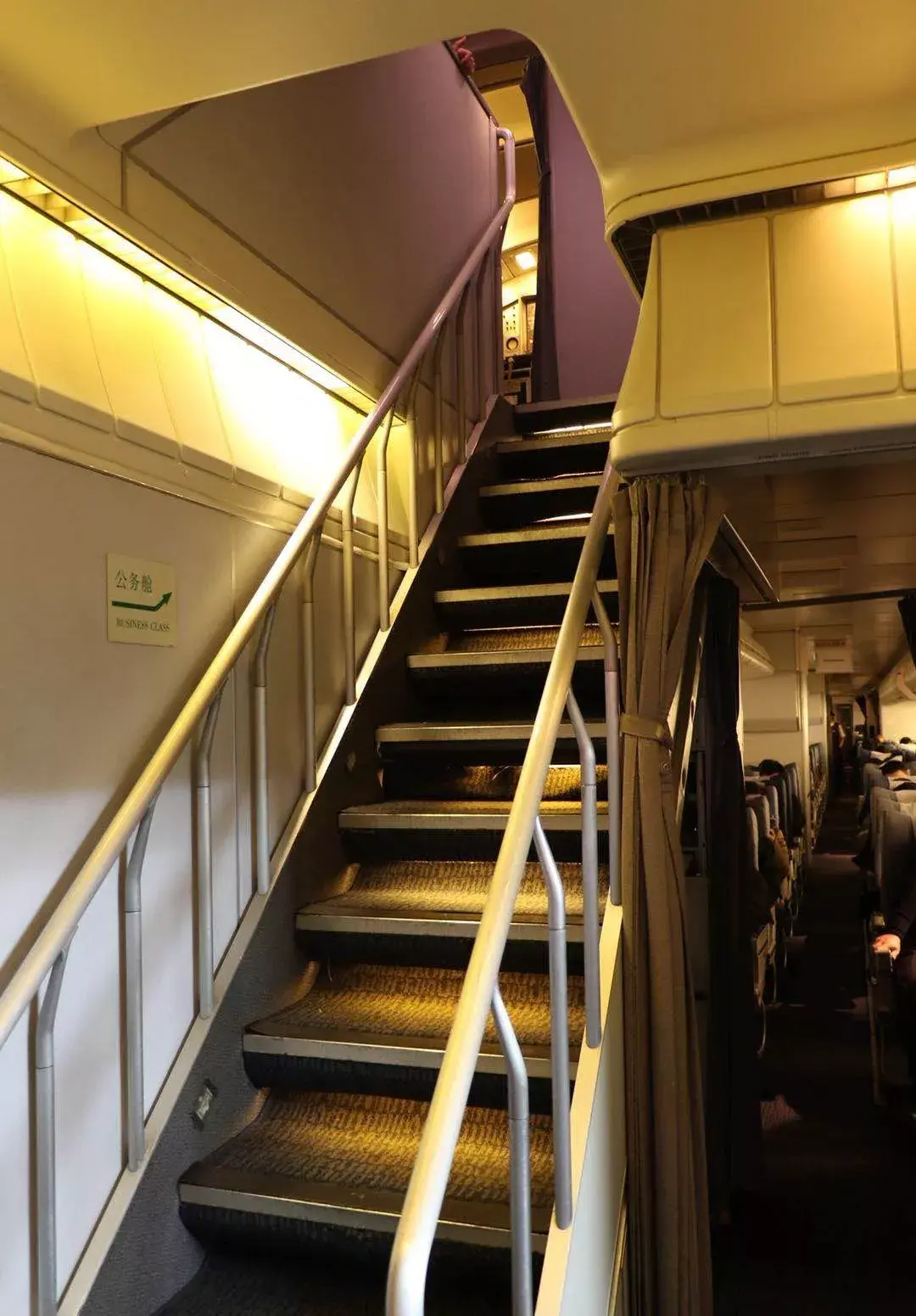 波音747的二层相比另一个"双层客机"a380,要狭窄不少,机舱宽度大概和