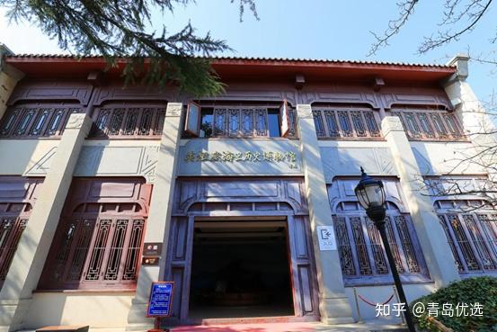 自望海楼走下32级台阶,英租威海卫历史博物馆出现在眼前.