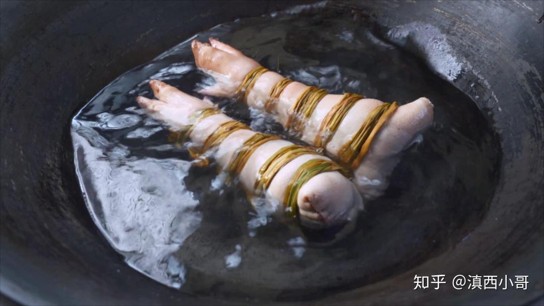 一条一条的塞进猪蹄里,尽量塞整齐一点,不要留任何空隙,塞紧缝合好腌