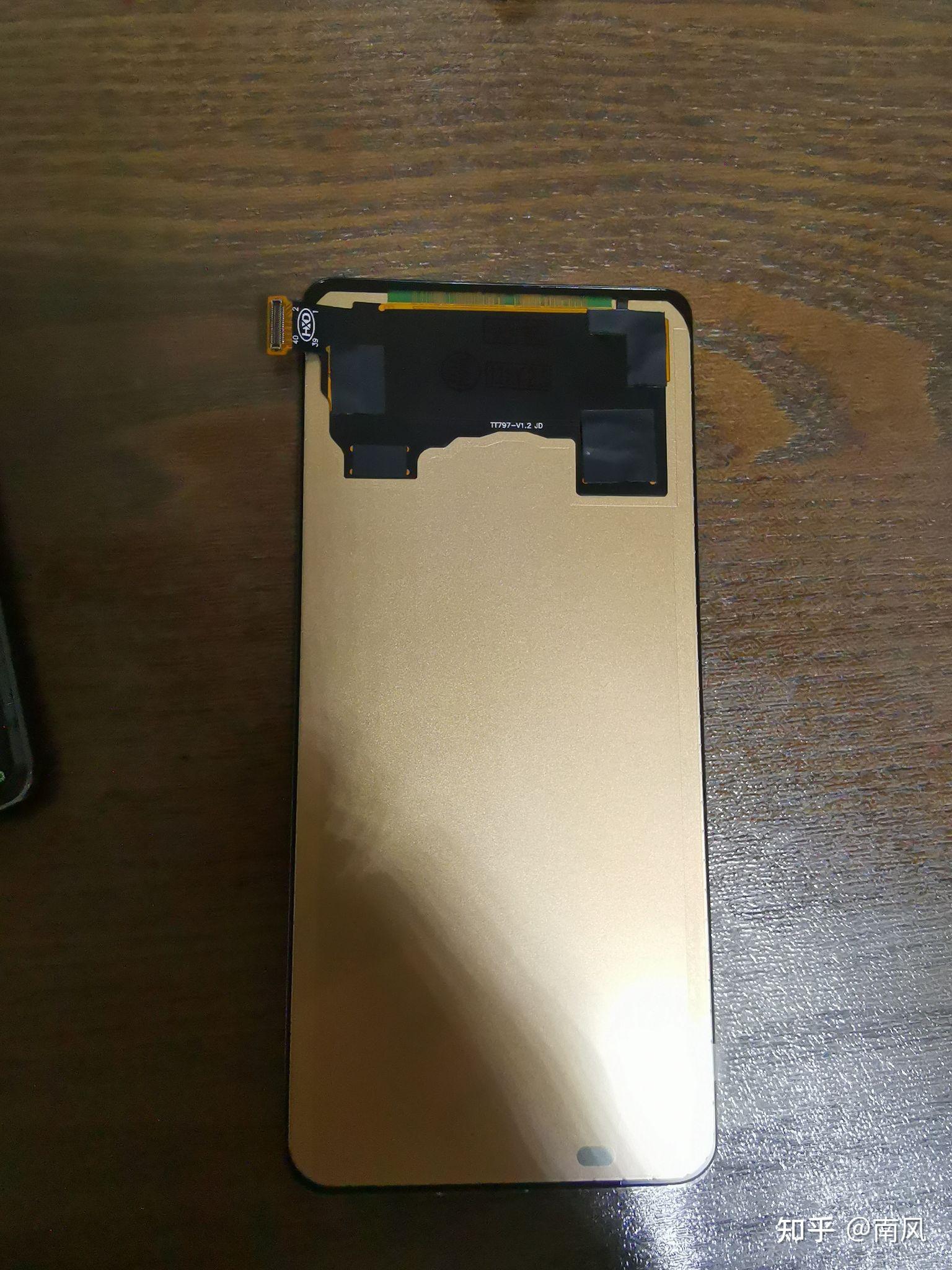 安装屏幕前先把连接线接上开机检测屏幕是否正常.