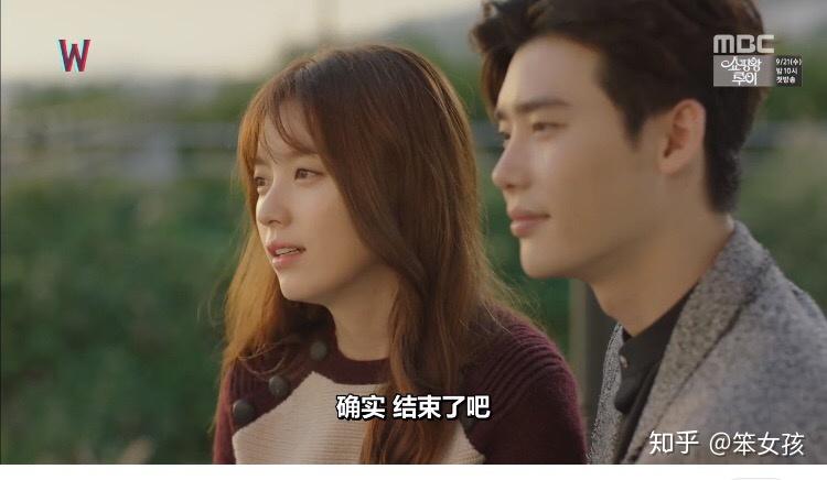 的人鱼来到都市适应陆地生活和天才骗子许俊宰重逢并陷入爱情的故事