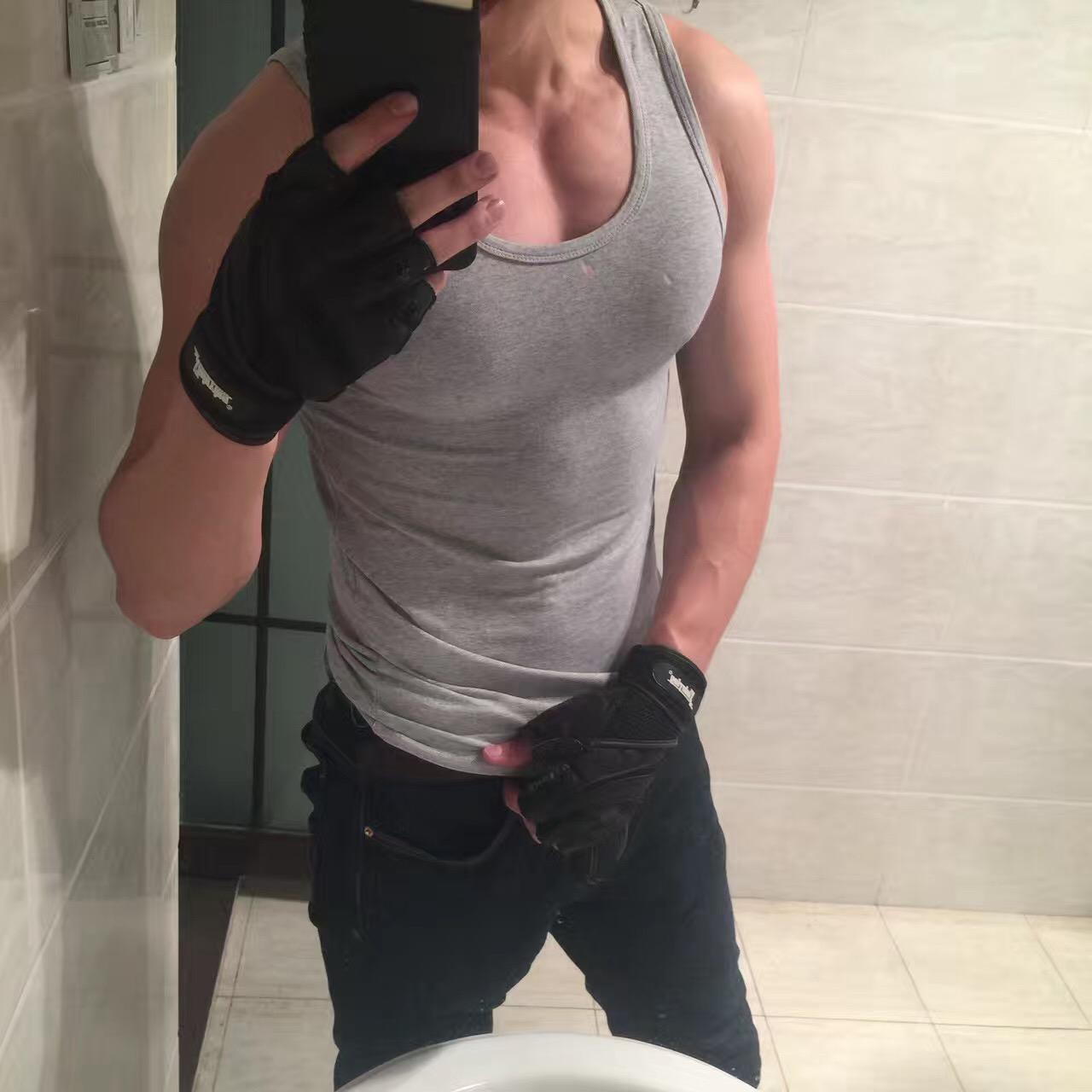 男人有大胸肌翘臀宽厚的背阔肌是什么感受