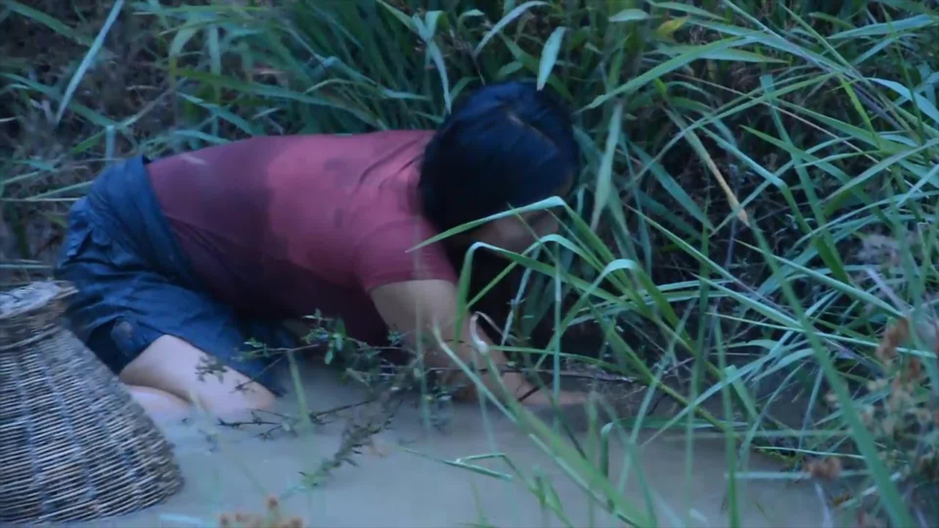 方法简单,每天可以抓很多大鱼 很多柬埔寨的农村美女都喜欢劳动,她们