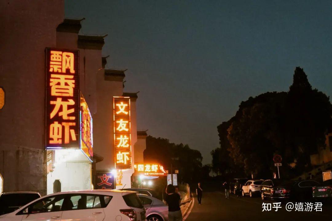 邵伯的龙虾馆集中在甘棠路的末端当天色开始昏暗,食客们出动觅食