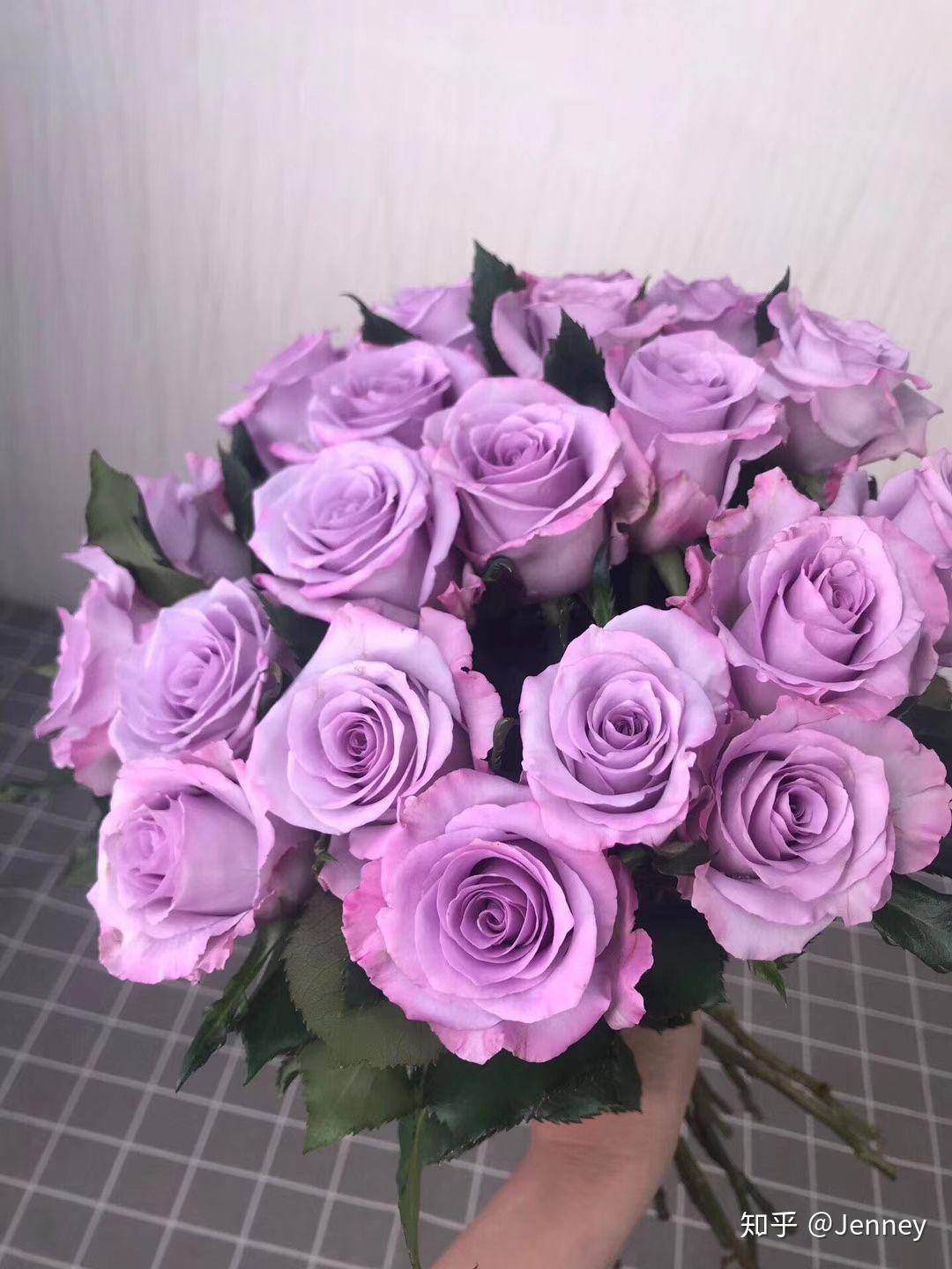 这是泰姬玫瑰花,是一种小花头,渐变的玫瑰花,花期是玫瑰花中比较长的