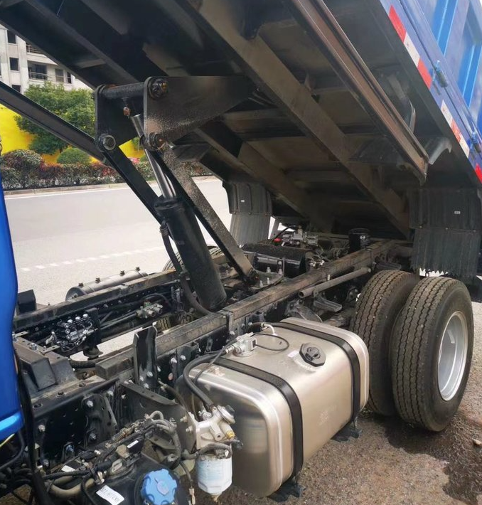 半挂车加装自卸液压顶四种类型选哪个才更靠谱