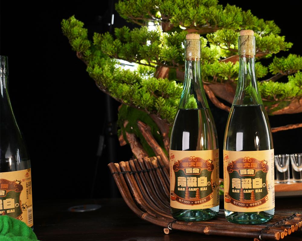 庾信的《卫王赠桑落酒奉答》云:"愁人坐狭邪,喜得送流霞.