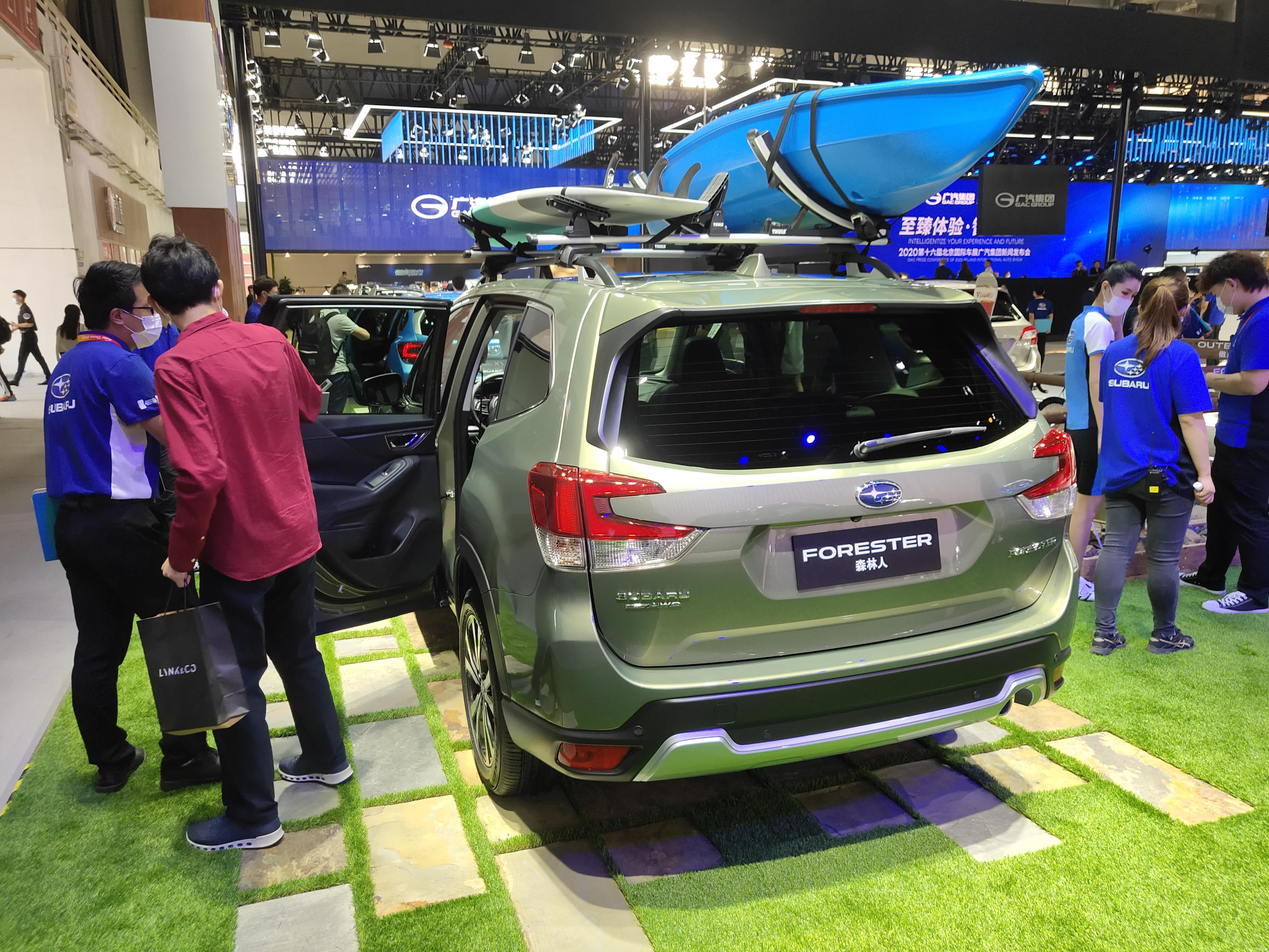 车身方正,会给人一种硬派越野车的感觉.车内空间