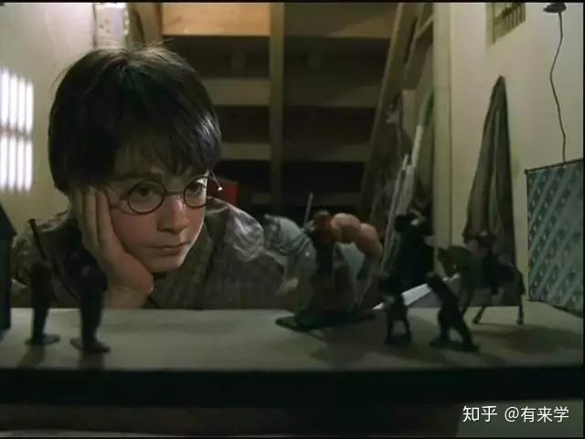 他在德思礼家住了10年,这是 miserable(miserable adj.