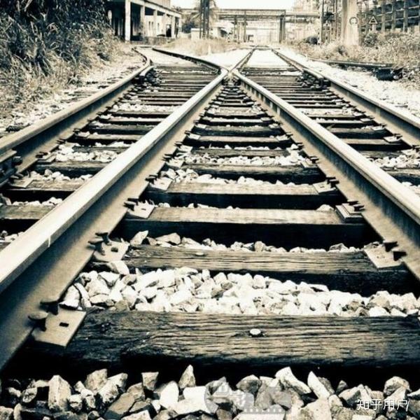 大冷天会为了她们特地出去买早餐,特地为她们打水,为她们搬桌子.