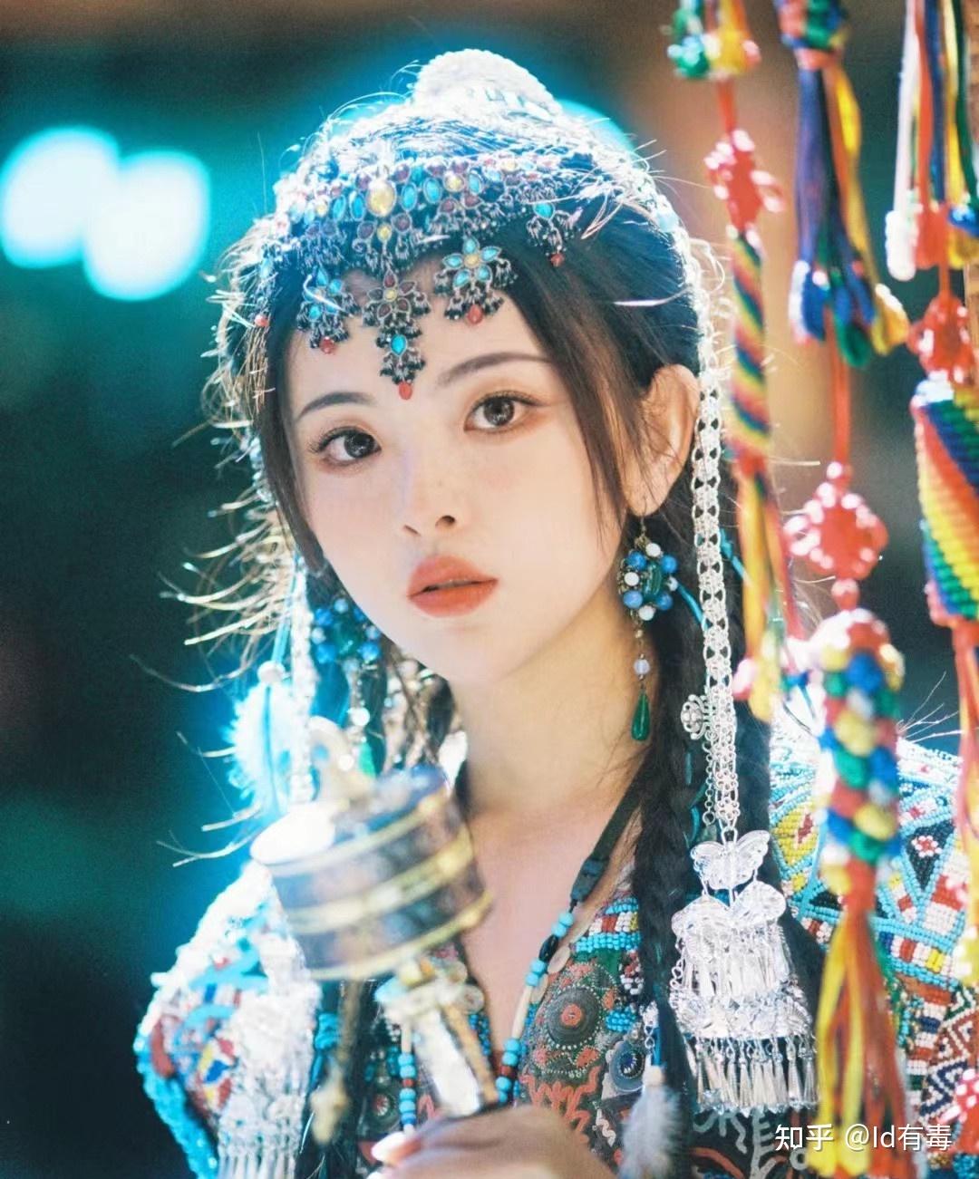 迪丽热巴本就是西域新疆大美女,这套新疆少数民族造型,真是俘获了不少