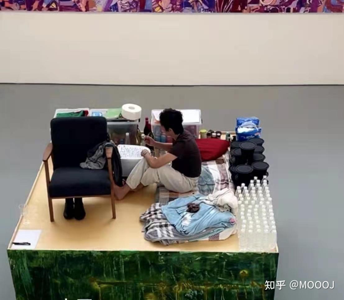 新裤子乐队庞宽举办行为艺术展,直播在一个台子上吃喝玩乐拉撒睡 14 天,如何看待这一行为艺术? - 知乎