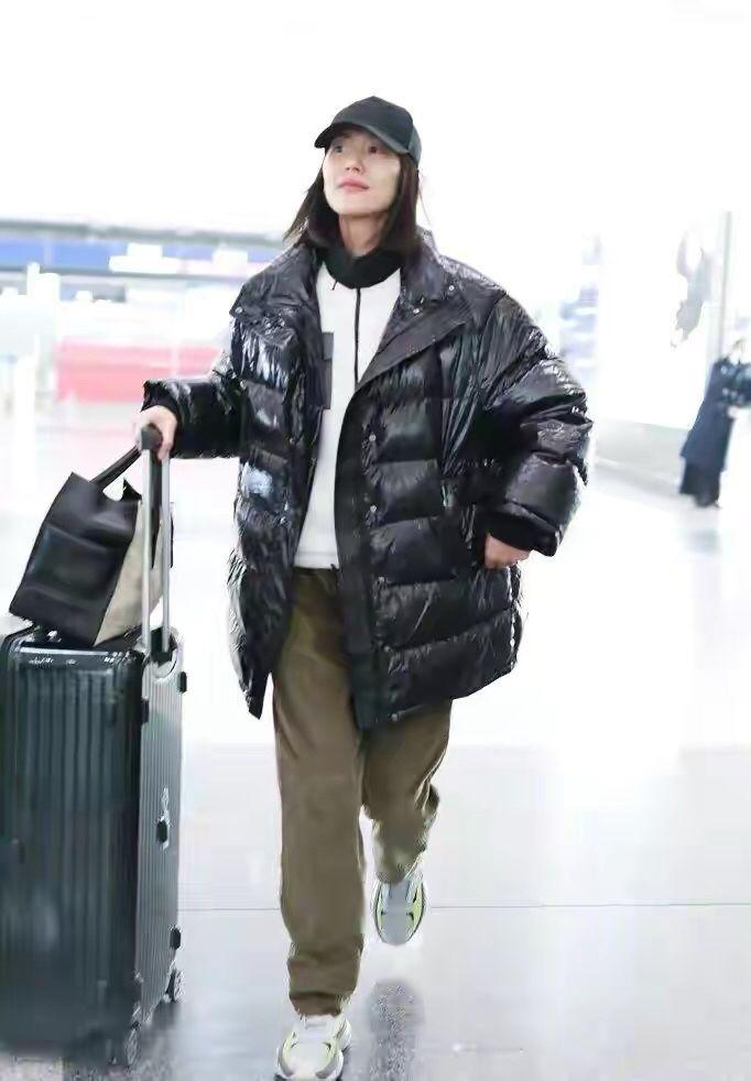 二,刘雯都喜欢选择什么款式的羽绒服?