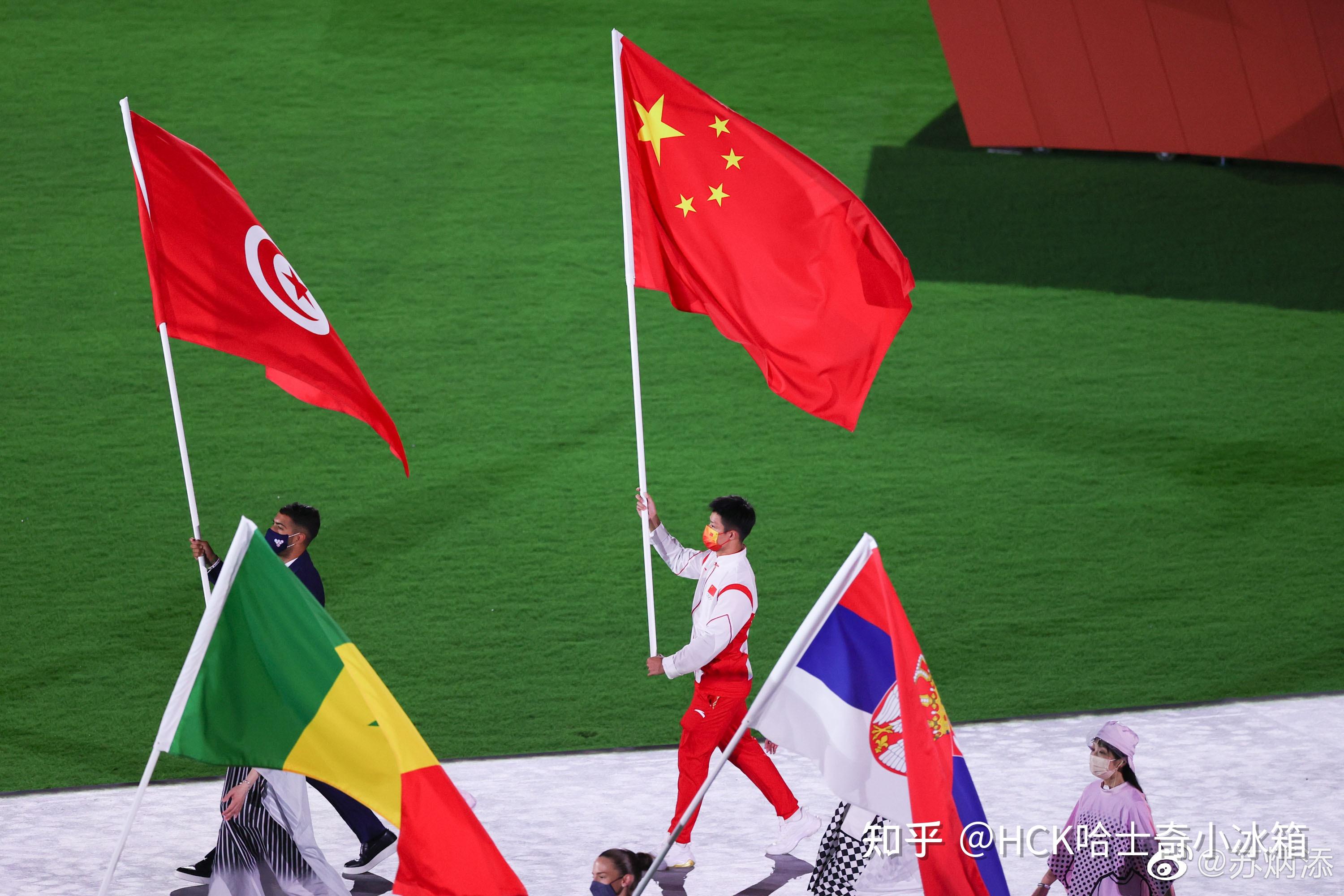 中国的奥运代表团旗手是亚洲第一飞人