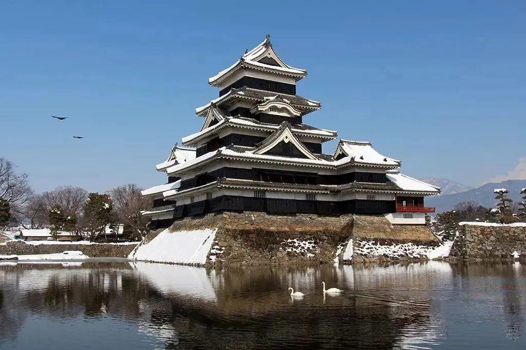 松本城是国宝五城中唯一一座建在平地上的城堡,也是目前日本现存的最