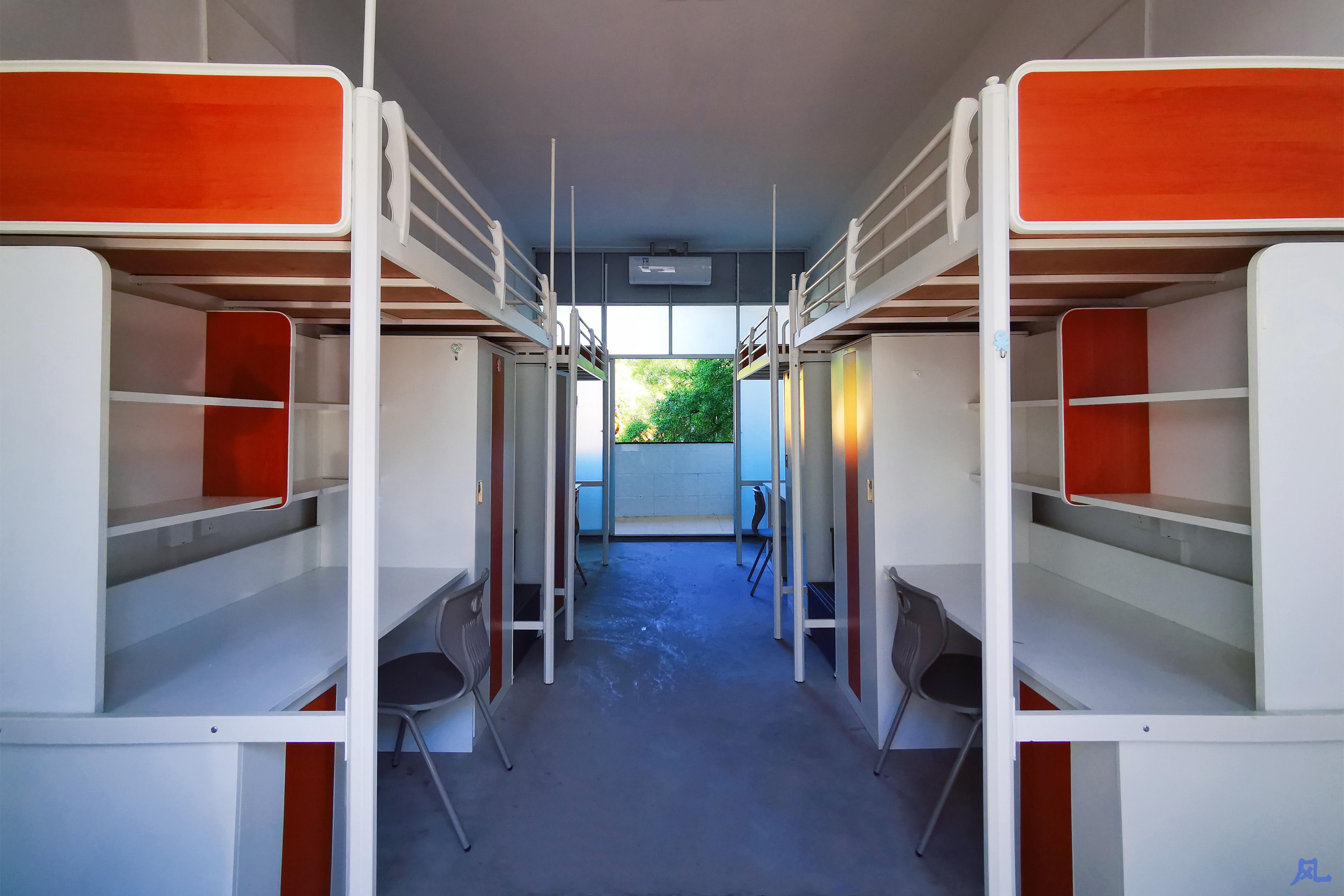 学校宿舍韩山师范学院宿舍一般为4-6人间,宿舍床为上床下桌式或上下铺