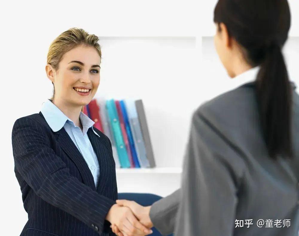 女士和领导握手礼仪图片