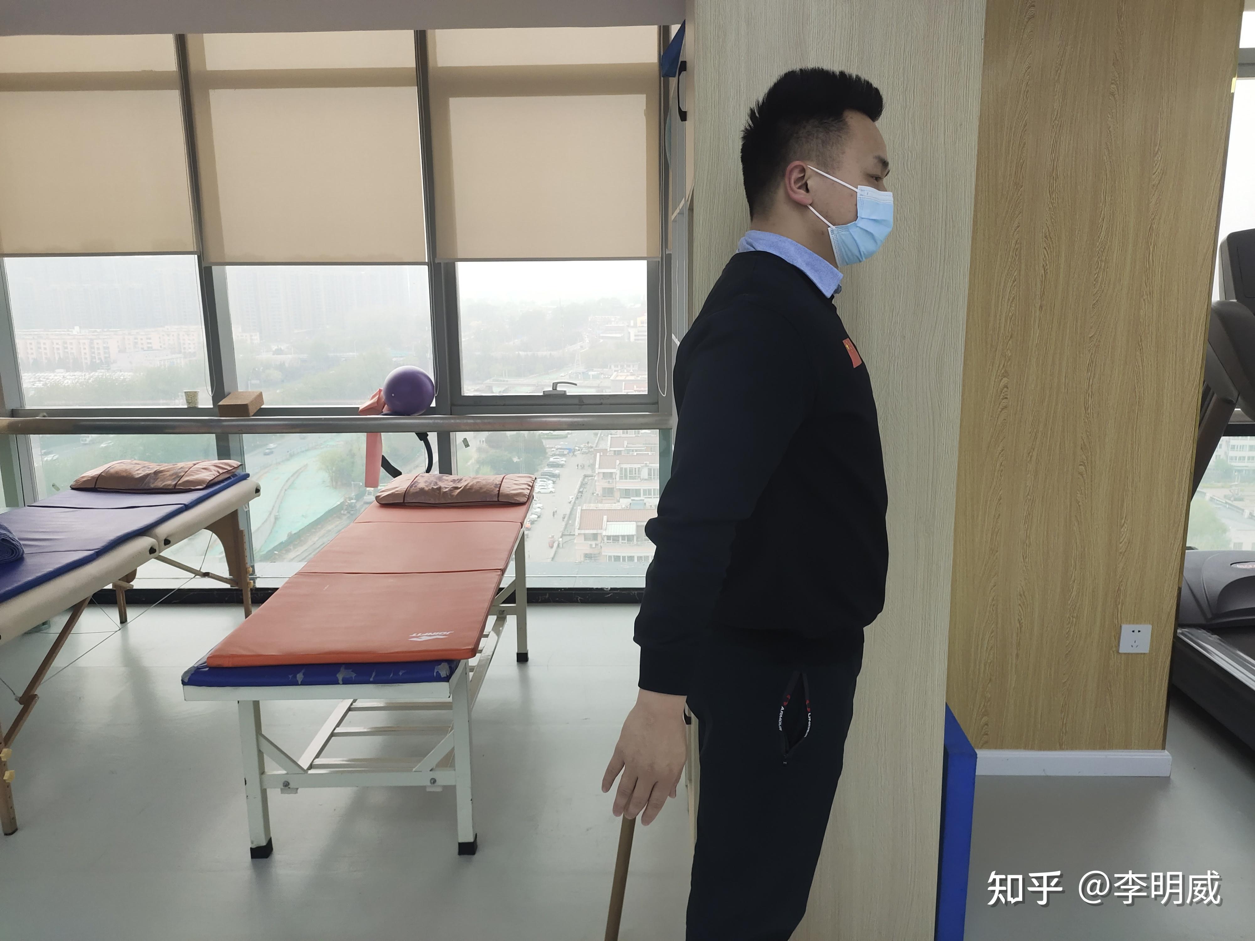 动作六外展训练,手持木棍,健侧推动术后外展,6组15次.