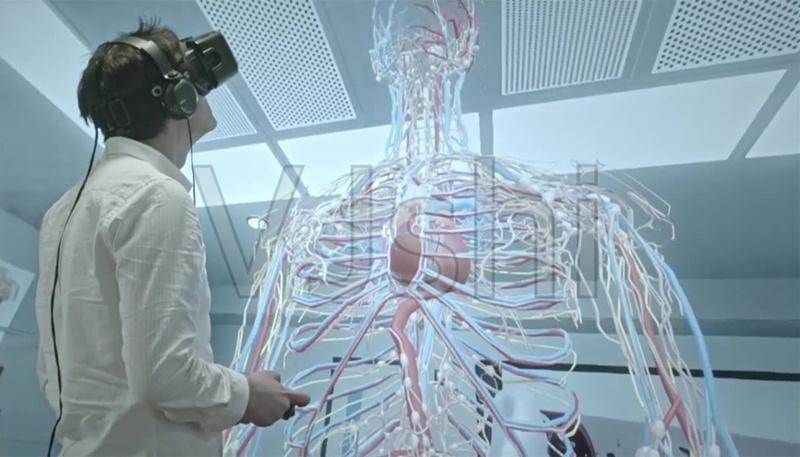 在解剖课的课堂中,医学生头戴vr设备,手持操控手柄,观察着立体的虚拟