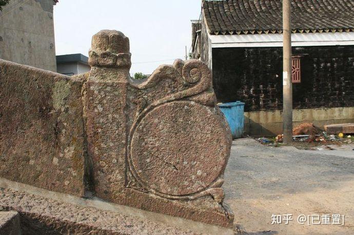 石桥梁上的抱鼓石