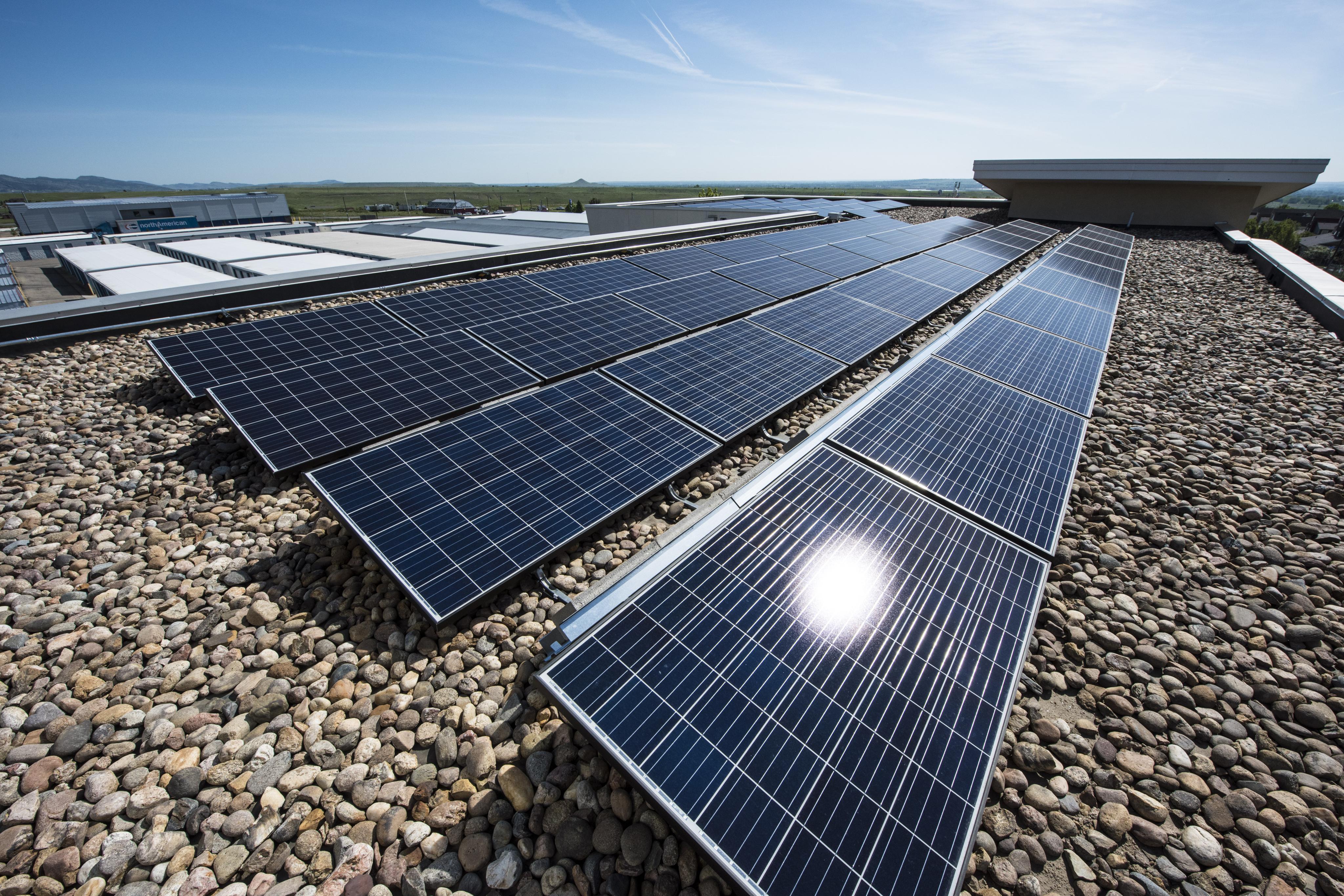 目前市面上的太阳能电池主要有单晶硅,多晶硅与非晶硅电池,太阳电池