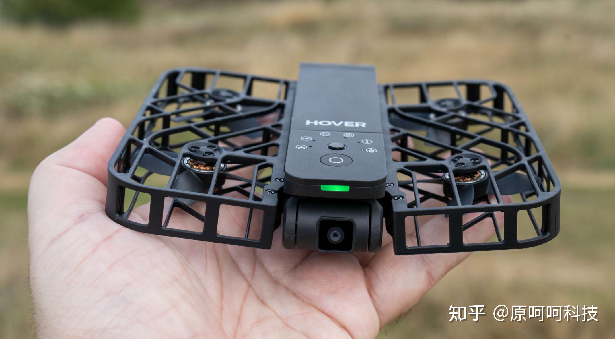 这款迷人的小型无人机大小适中,可以轻松放入手掌中.