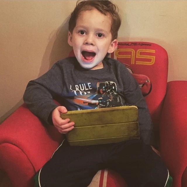 有没有假笑男孩的头像呀