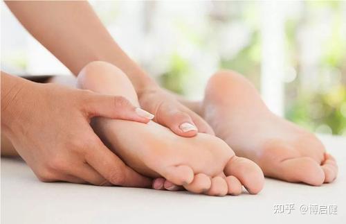 1,每天搓脚心人体在脚心上反射区较多,经常搓脚心能起到补脑益肾,益智
