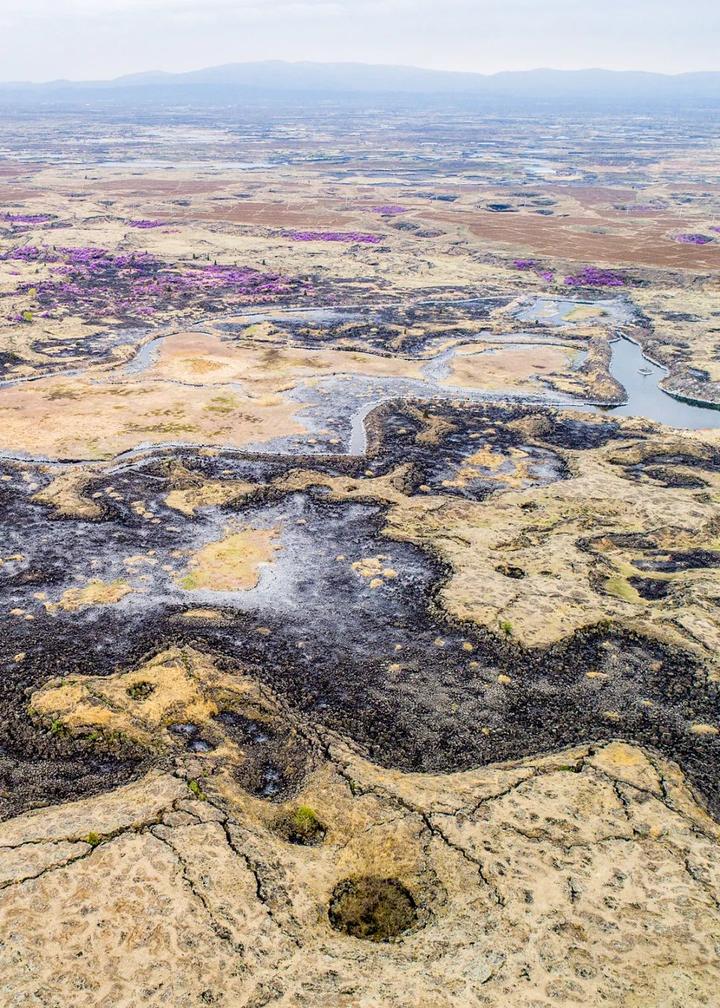 黑龙江牡丹江市沙兰镇的熔岩平原,它们是阻塞牡丹江形成镜泊湖的熔岩