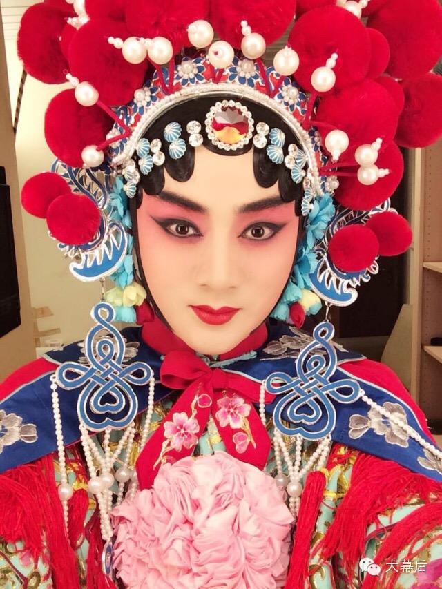 如何评价余少群的旦角扮相? - 知乎