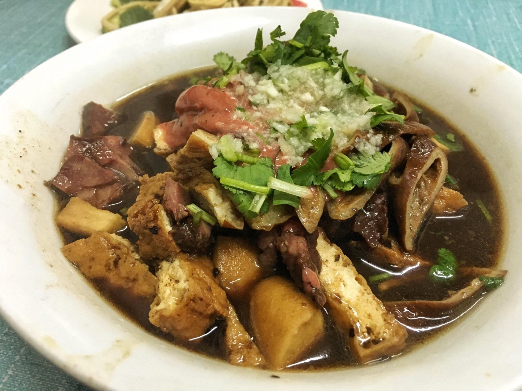 卤煮火烧麻豆腐是老北京最平民的吃食之一.