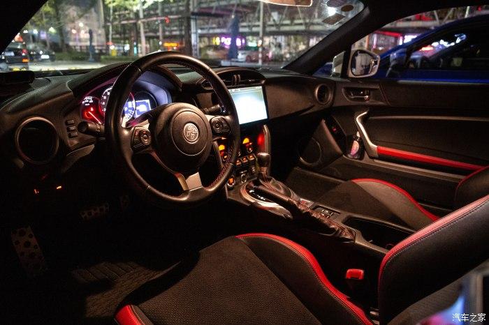 内饰没有了90年代jdm车型的那股塑料味,但风格依旧,黑色的主色调配上