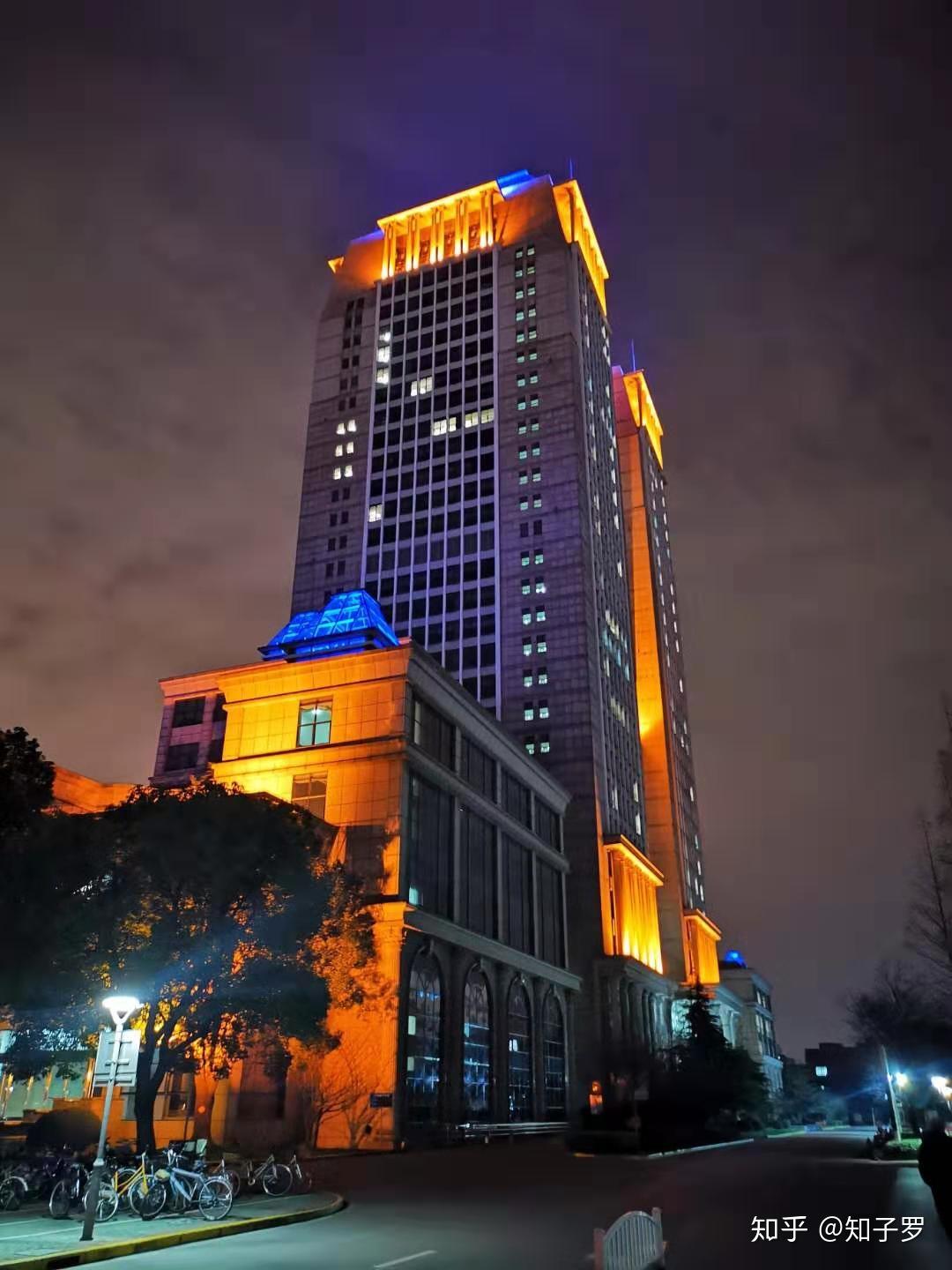 2020年1月1日,元旦的复旦光华楼亮起了节日的灯,在这一时刻,想起了