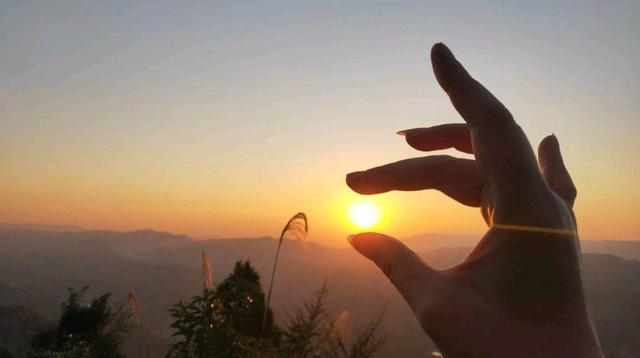 手托光芒. 融为一体. 风光无限. 与太阳同辉.