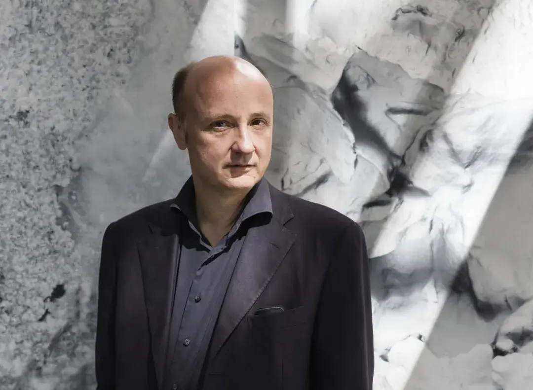 一面墙贯穿始终的激进极简住宅