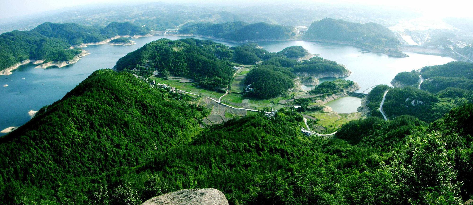英山县,湖北省黄冈市辖县;位于湖北省东北部,大别山主峰天堂寨南麓,东
