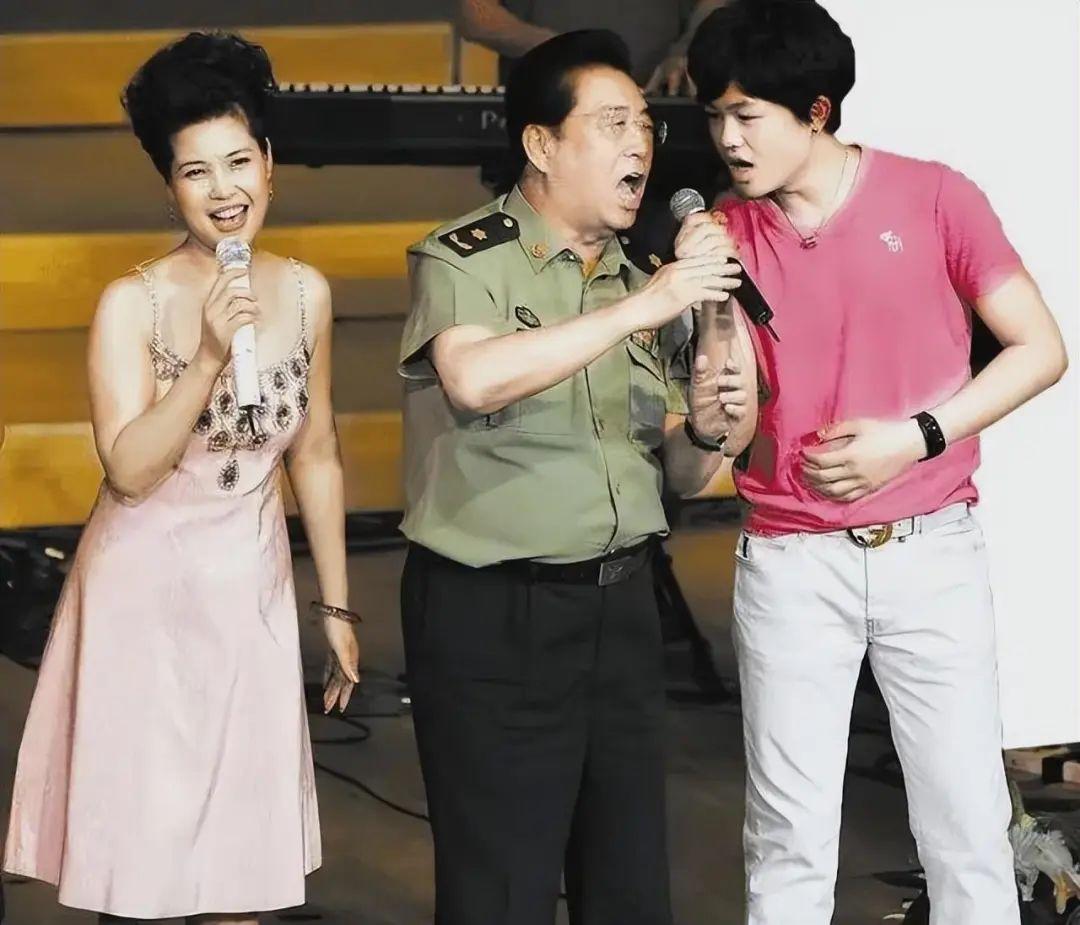 李天一出狱后首露面,晒全家福模样大变,身材高大越来越像爸爸 - 知乎